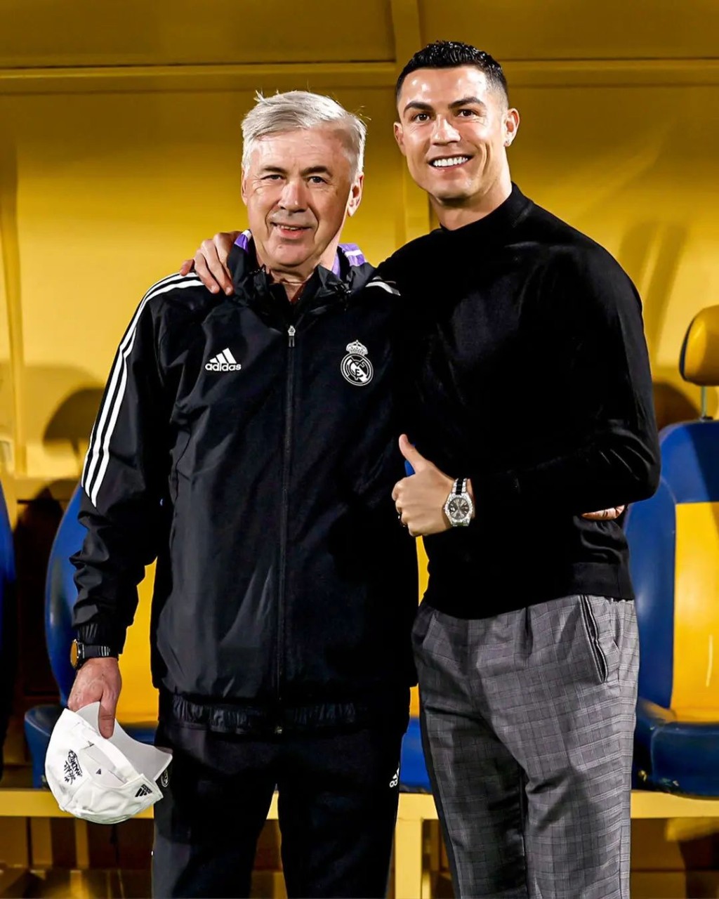 C朗拿度(右)與皇馬教練安察洛堤(左)關係友好。網上圖片