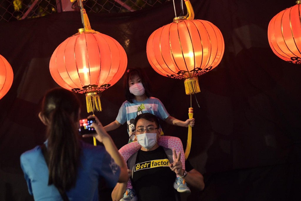 市民一家大細進入維園後紛紛拍照留念。