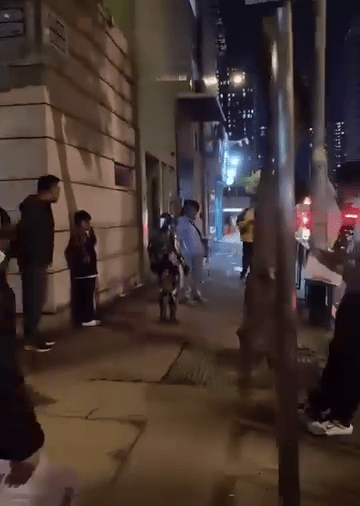 多名途人圍觀。Threads:whypuss_fun 多名途人圍觀。Threads:whypuss_fun