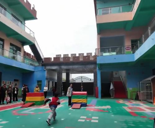 河南商丘一間農村幼稚園的「軍訓式」體育堂體育堂，吸引逾千省外家長問入學。抖音＠皖美視界