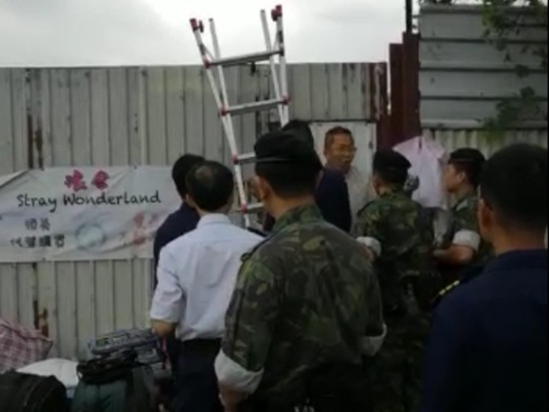 負責人不肯開門,一度與警方對峙。(FB香港動物報圖片)