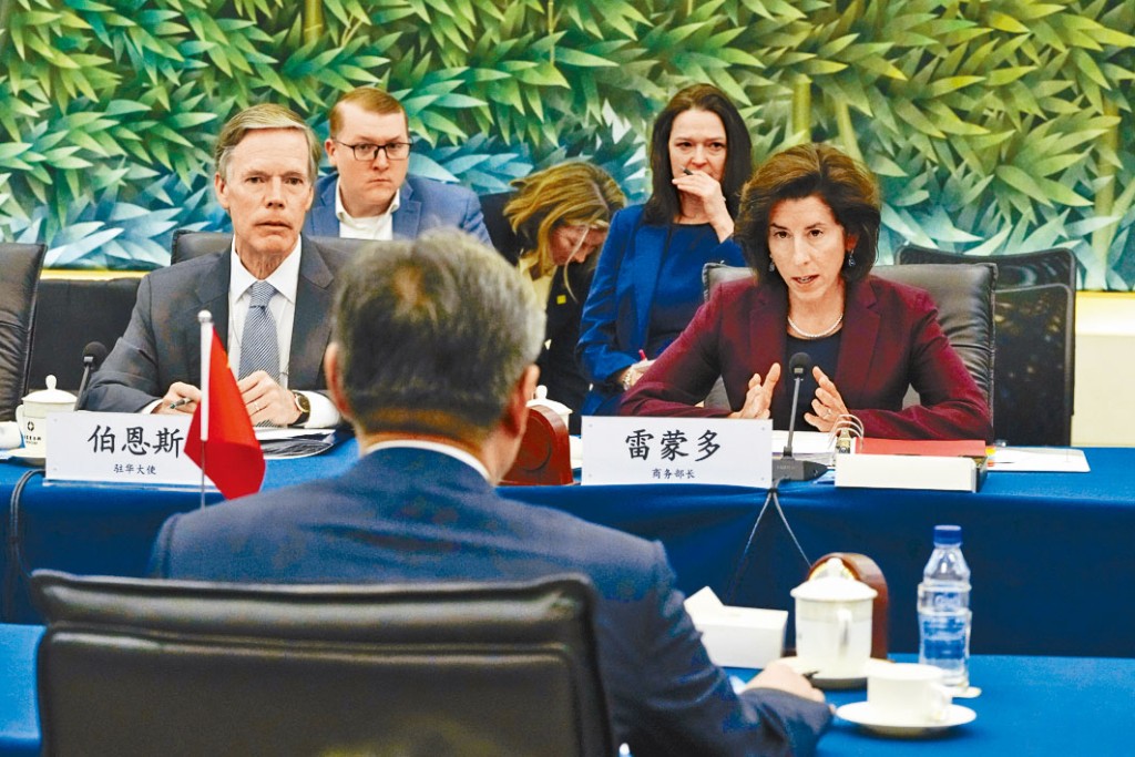 美国商务部长雷蒙多（右）在北京会见商务部部长王文涛。
