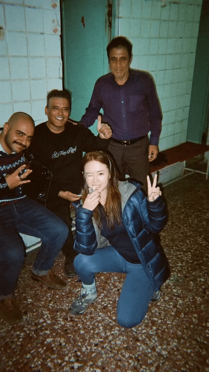 女子亦上載了與伊朗當地人互動照片。