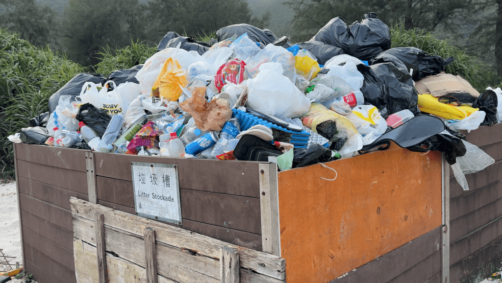 元旦過後發現仍有大量假期期間棄置的垃圾未能清理，堆滿垃圾槽。YouTube頻道《全職路人》提供