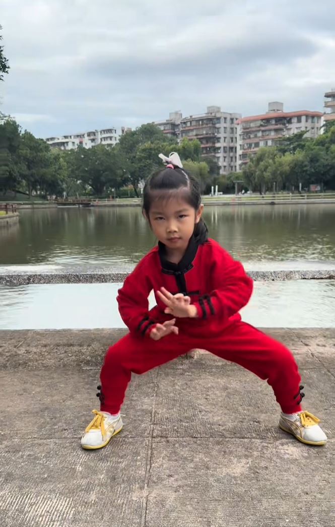 5岁的黄子君3岁时已开始刻苦练武，努力传承茂名洪拳。抖音