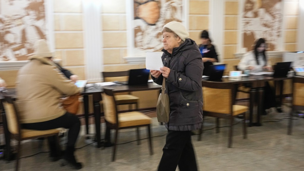 一名女子在莫斯科投票。 美联社