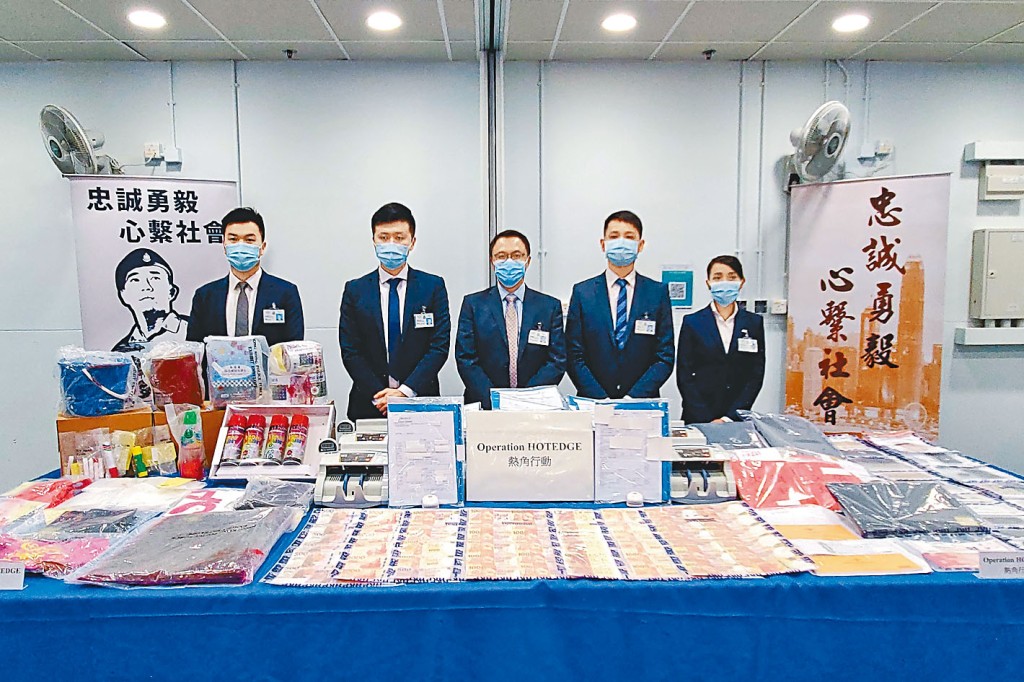警方講述偵破非法放債集團經過,並展示現鈔及借貸文件等證物。