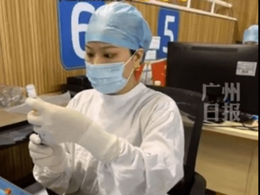 女護士的手因不斷地因為掰開疫苗瓶蓋,被磨得出血,甚至乾到起皮。