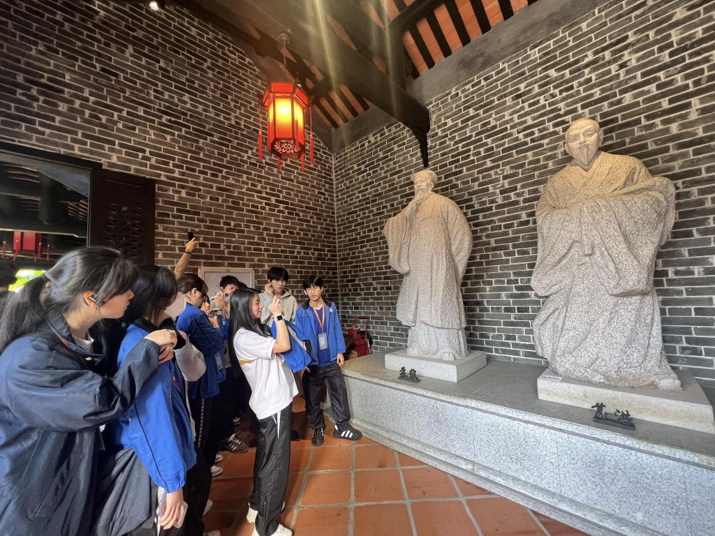 陳國基指工作小組同樣重視中、長期工作,力求做到細水長流,包括安排教師和學生到內地交流考察。資料圖片 陳國基指工作小組同樣重視中、長期工作,力求做到細水長流,包括安排教師和學生到內地交流考察。資料圖片