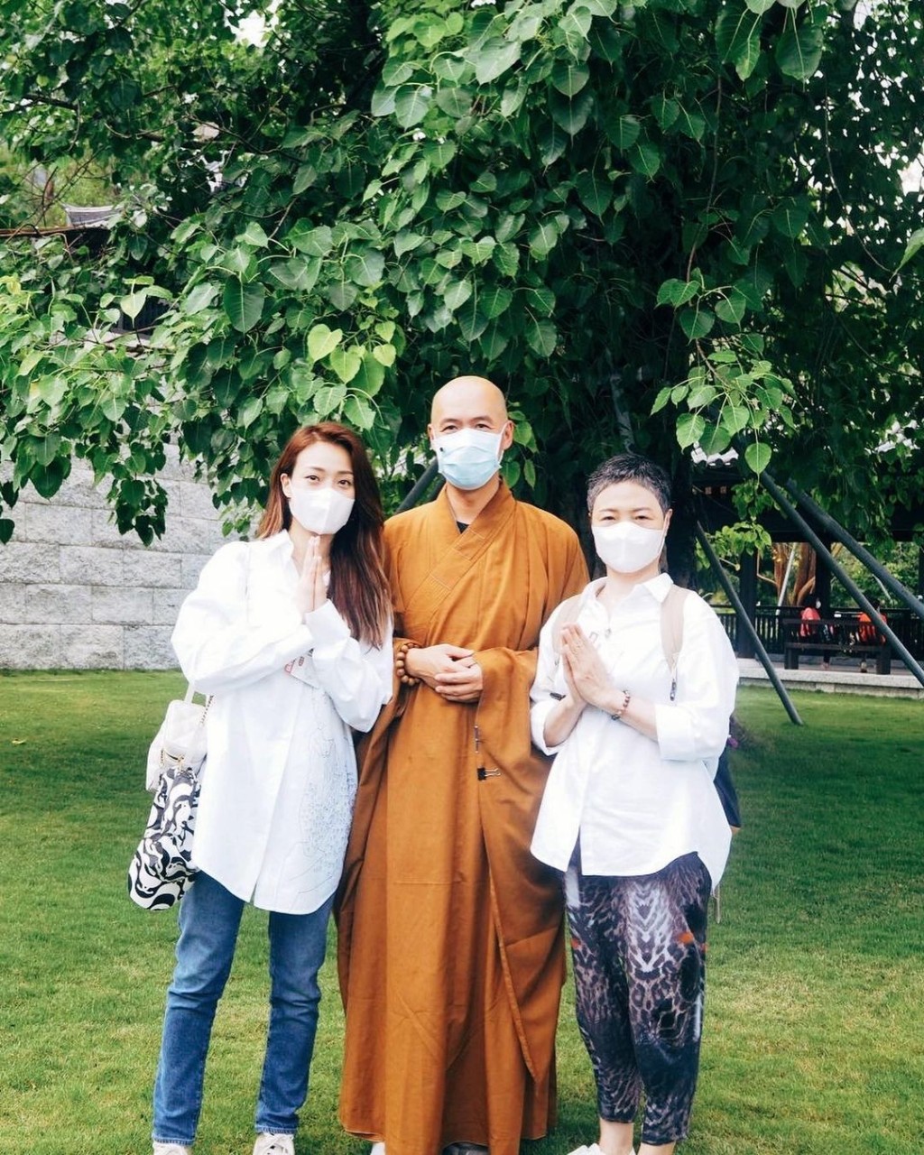 祖兒在佛誕貼上陪媽咪到慈山寺照。