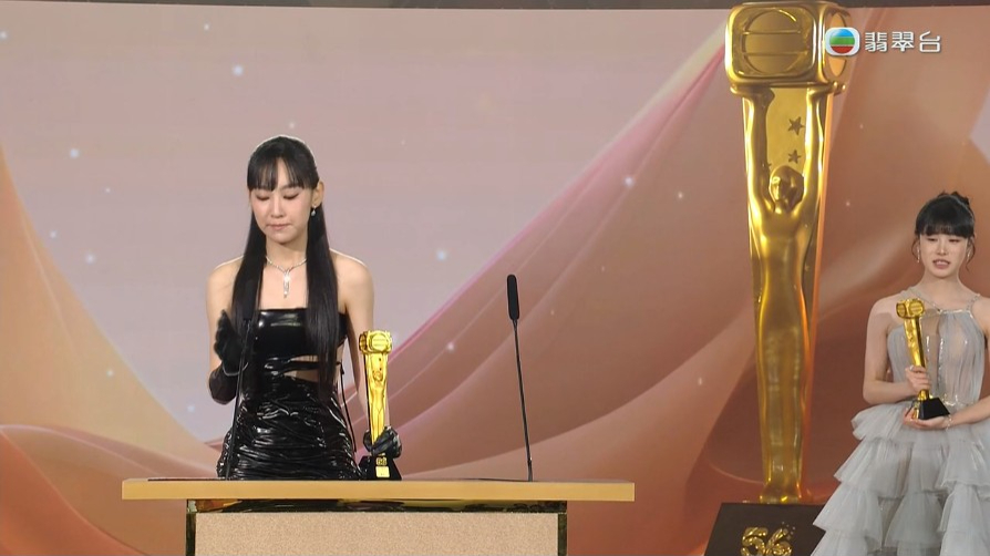 炎明熹早前于《万千星辉颁奖典礼2023》夺得“最具潜质新人”奖。