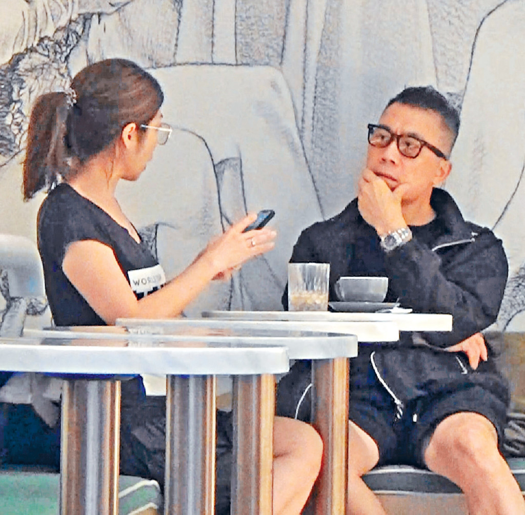 ■日前練海棠和一名長髮女子在銅鑼灣cafe歎茶。
