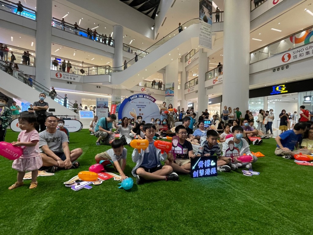 市民带同支持香港剑击队的牌子到商场观赛，为港队打气。萧博禧摄