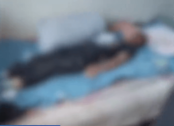 網傳影片中，一名男孩躺著沒了生氣，疑似已經死亡。