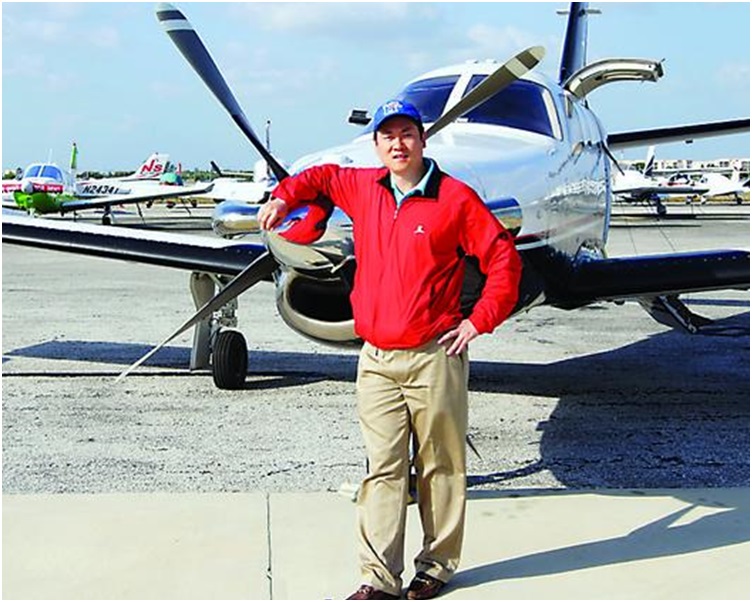 陈玮2011年曾独自驾驶单引擎飞机并为壮举出书。网图
