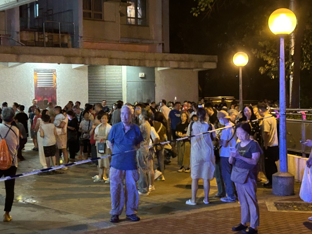 大約200名居民自行疏散。曾志恒攝 大約200名居民自行疏散。曾志恒攝