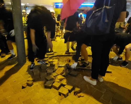 示威者佔據馬路