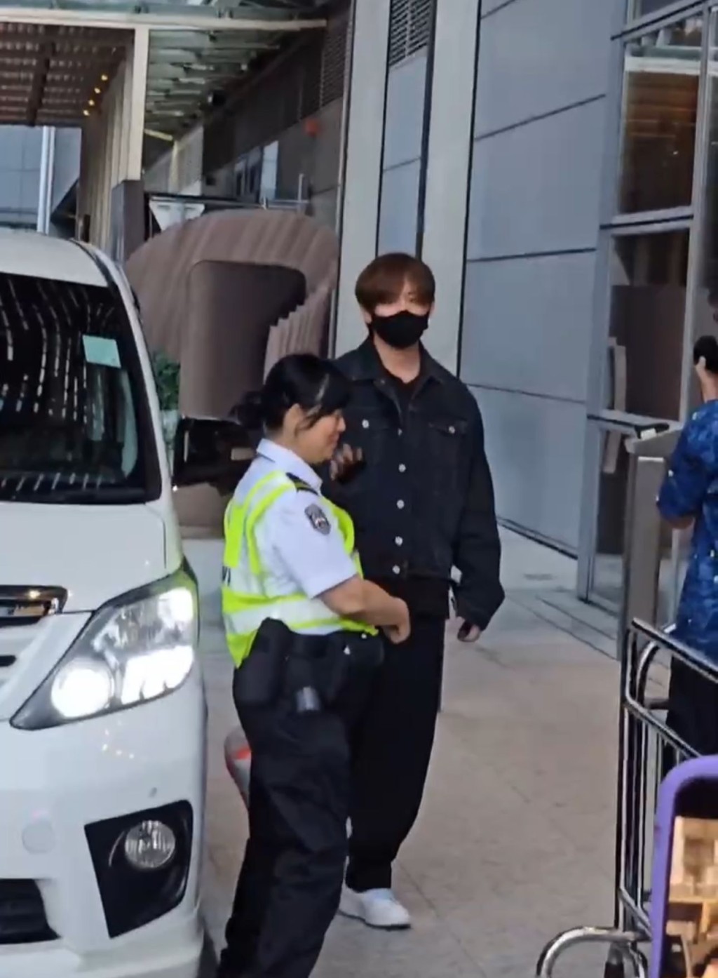 姜濤由巴黎返港,大批姜糖(粉絲暱稱)接機。 姜濤由巴黎返港,大批姜糖(粉絲暱稱)接機。