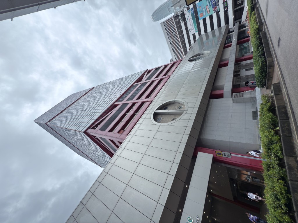 信德中心西翼一個單位,以每呎1.2萬易手。 信德中心西翼一個單位,以每呎1.2萬易手。