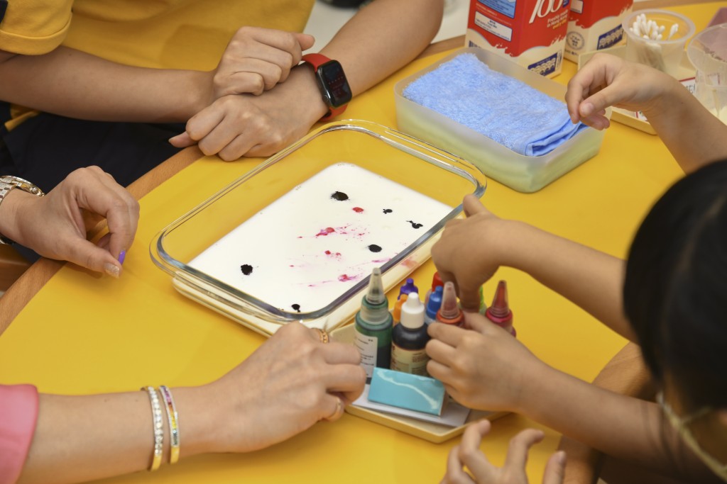 這是STEAM其中的Art部分,利用牛奶、食用色素、洗潔精和棉花棒等,透過製作美麗圖案教授小朋友洗潔精如何達到清潔效果。 這是STEAM其中的Art部分,利用牛奶、食用色素、洗潔精和棉花棒等,透過製作美麗圖案教授小朋友洗潔精如何達到清潔效果。