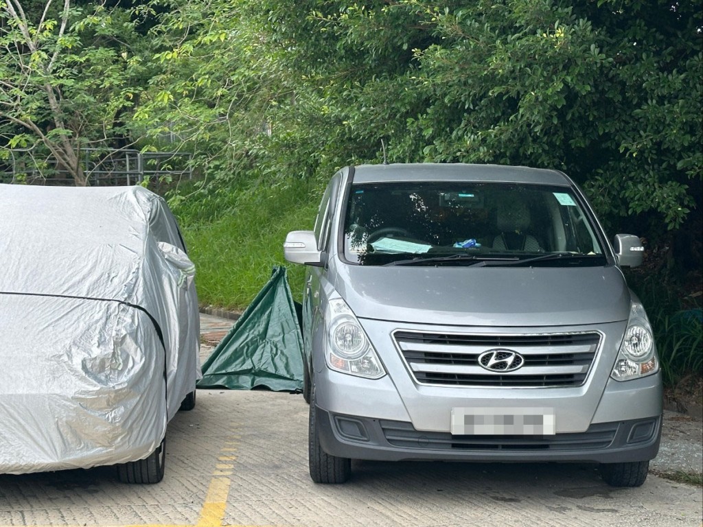 男子在車內燒炭,當場證實不治。 男子在車內燒炭,當場證實不治。