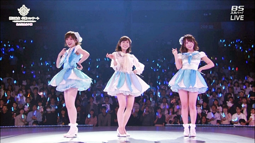 麻友與其他成員落力演出。