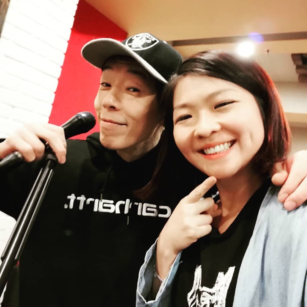 與不少歌手熟絡，其中一位是黃貫中。