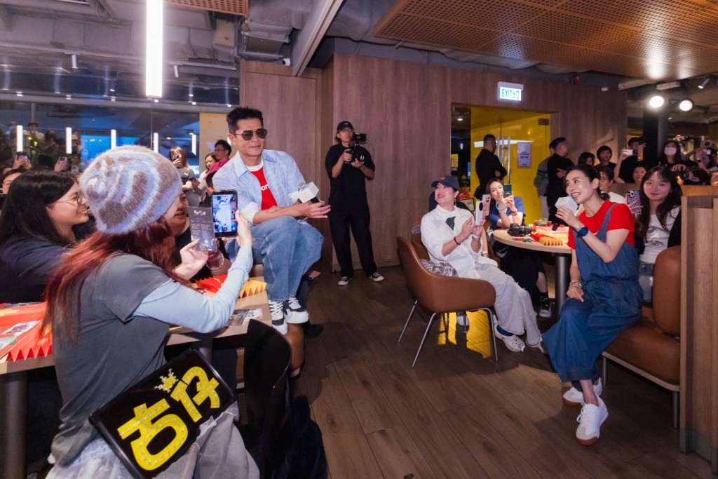古天樂走入人群自拍及即席開金口唱歌，帶動全場大合唱《無時空之戀》！