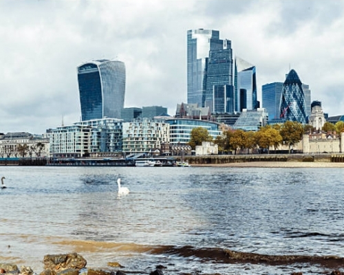 永泰地產與東方海外前主席董建成、銀娛副主席呂耀東及冠君產業信託組合營公司，合共斥資約28億港元，收購倫敦金融城一幢十一層高的建築物。