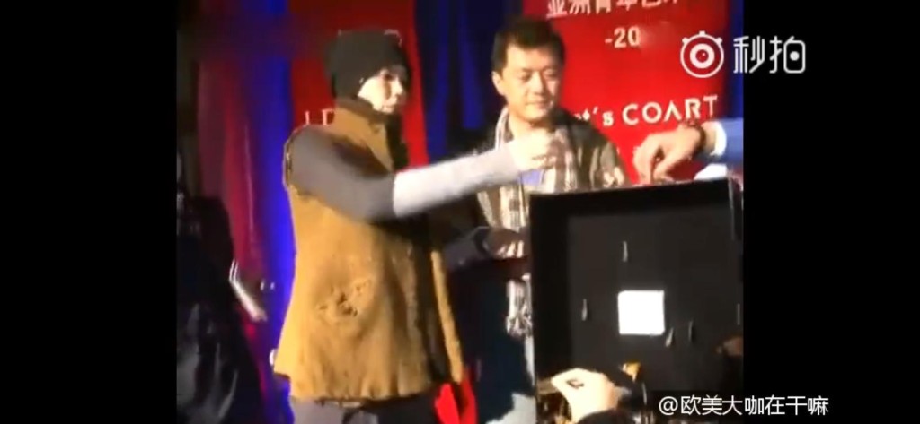 是次「驚喜」搞到多隻蝴蝶在箱內被焗死,數月後兩人便傳離婚。
