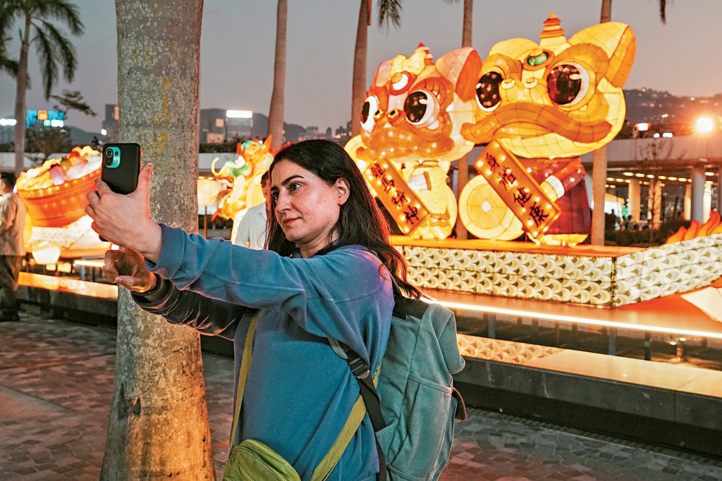 文化中心露天廣場展出融合不同香港非物質文化遺產元素的璀璨綵燈，喜迎馬年。