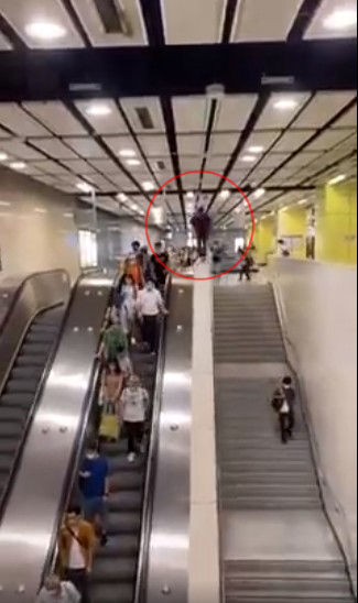 男子在港铁南昌站一扶手梯台多次做出危险动作。