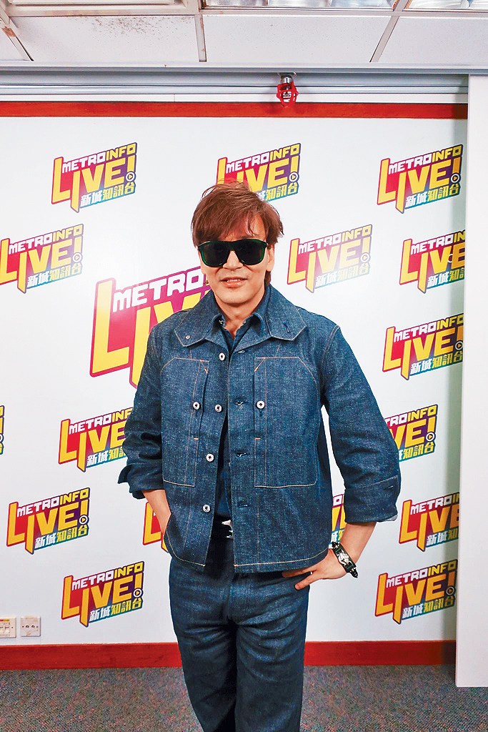 对于太早登演唱会广告牌，东东直言失策。