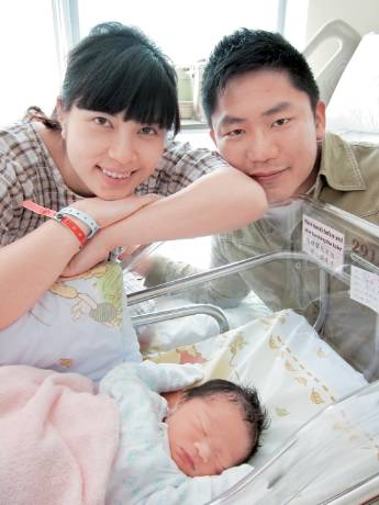 大仔尤俊2011年4月出生，当时她仲容忍老公趁住她分娩时，返内地偷食。