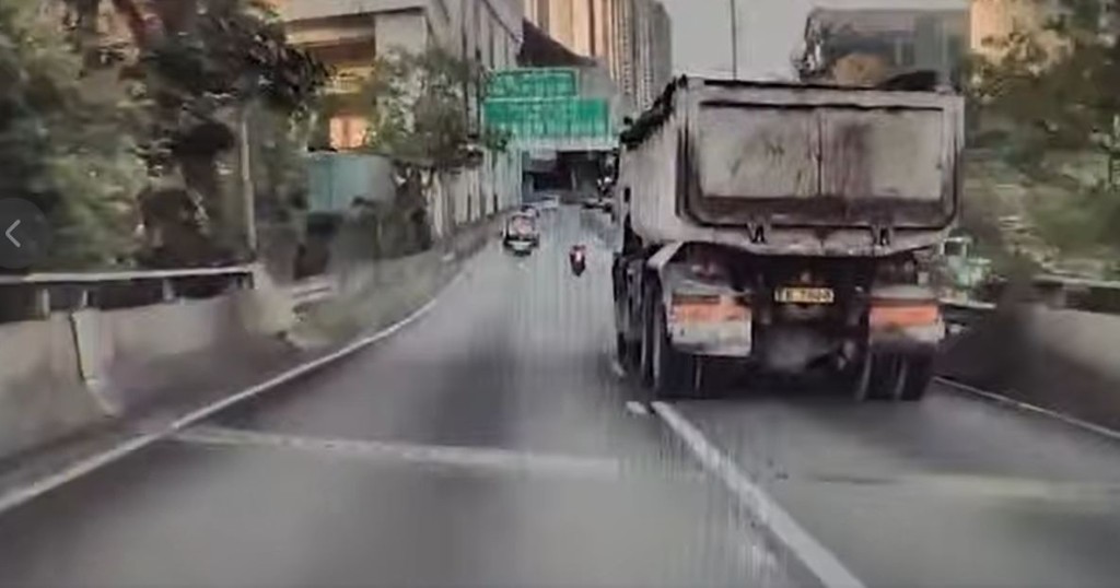 泥頭車從橋面落斜。FB：Bosco Chu@香港突發事故報料區2.0