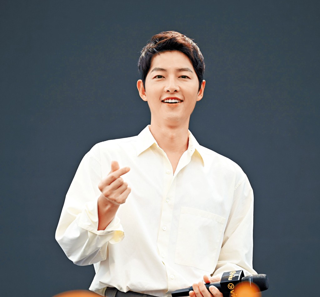 心情勁靚的宋仲基，不時向粉絲及鏡頭派心。