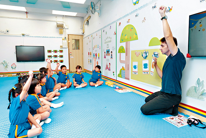 外籍教師與兒童進行遊戲,從中學習外語。 外籍教師與兒童進行遊戲,從中學習外語。