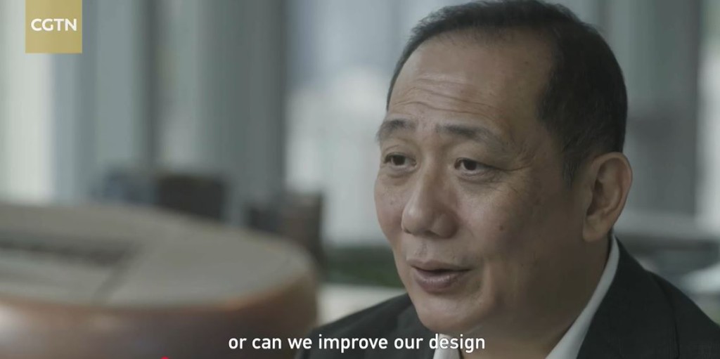 李榮昌憶述當初設計主場館的玻璃幕牆時，設計不僅是「讓建築好看」，更是讓它「與城市共生」。