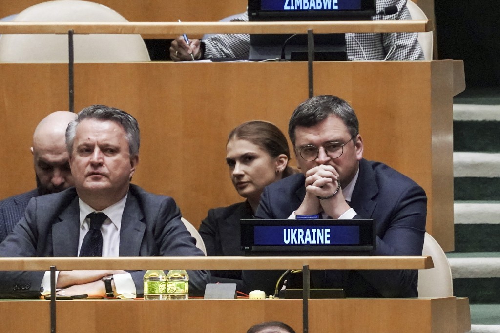 乌克兰外交部长库列巴（右）昨天在联大提出议案时说：“这场战争双方并不均等，一方是侵略者，另一方是受害者。我理解有些国家基于各种理由仍不想支持乌克兰，但这不重要，关键是要支持联合国宪章，拥护国际法。”AP