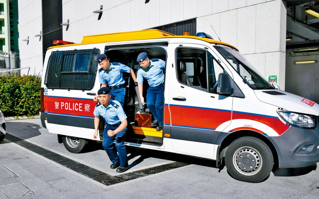 警長溫浩倫(左下)、警員曾學輝(右)及蔣紫健(左上)的日常工作包括反罪惡巡邏和處理危急案件。