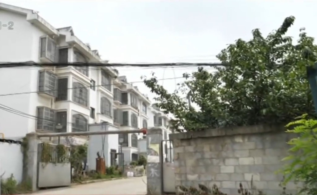 貴州5歲女童嚴璟璇在居住的屋苑，遭受驚馬匹拖行2公里死亡。抖音