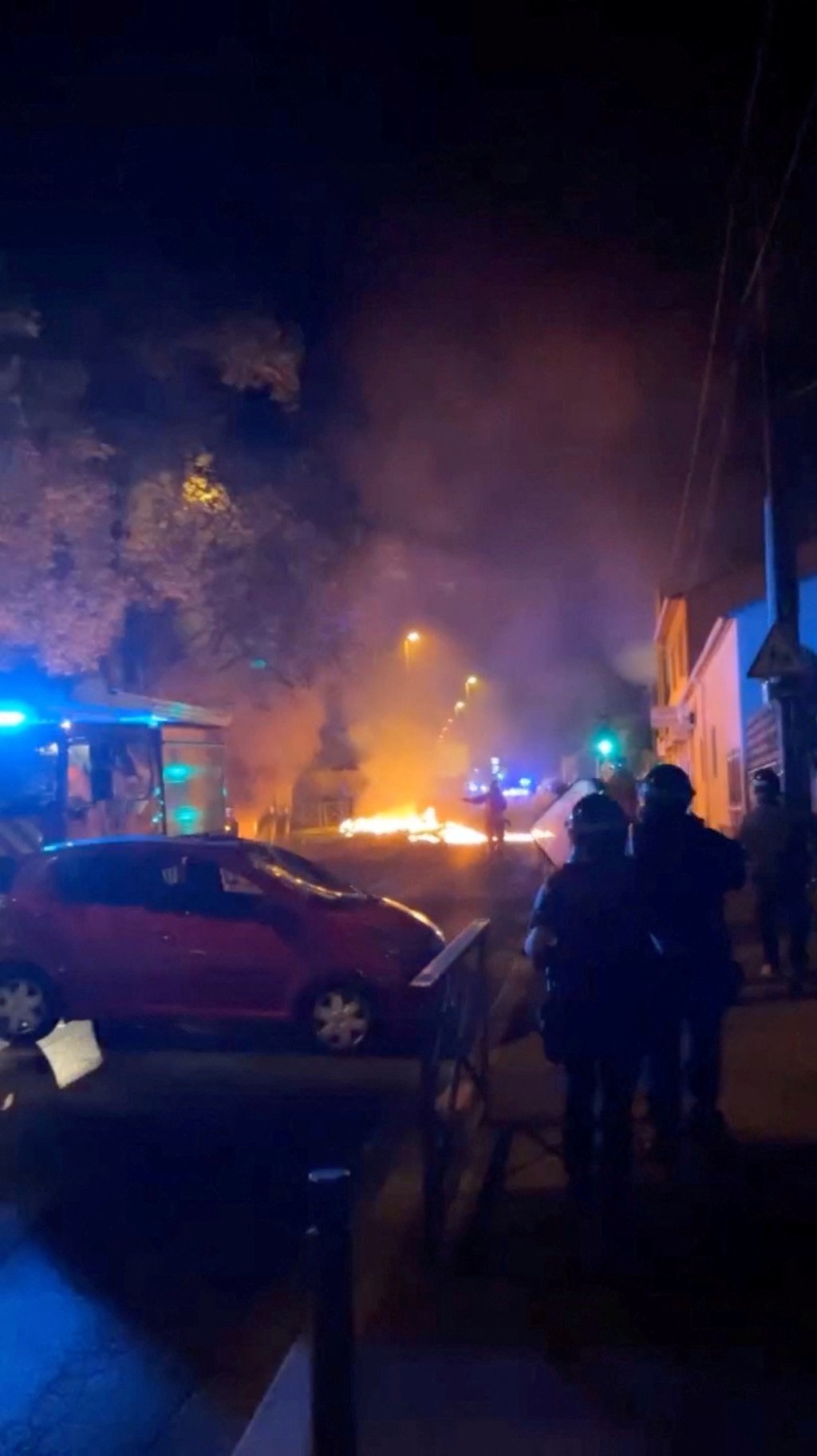 巴黎警射杀17岁少年引发示威冲突，消防员忙于扑火。 路透社