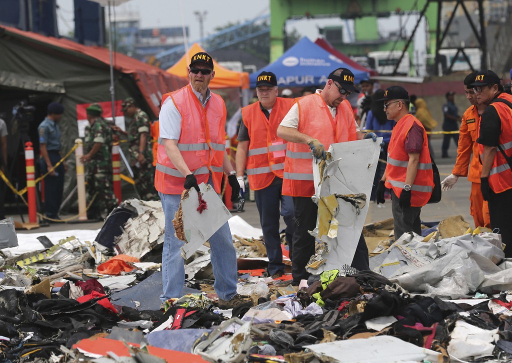 調查人員正調查2018年在印尼飛機失事中找到的零件。（美聯社）