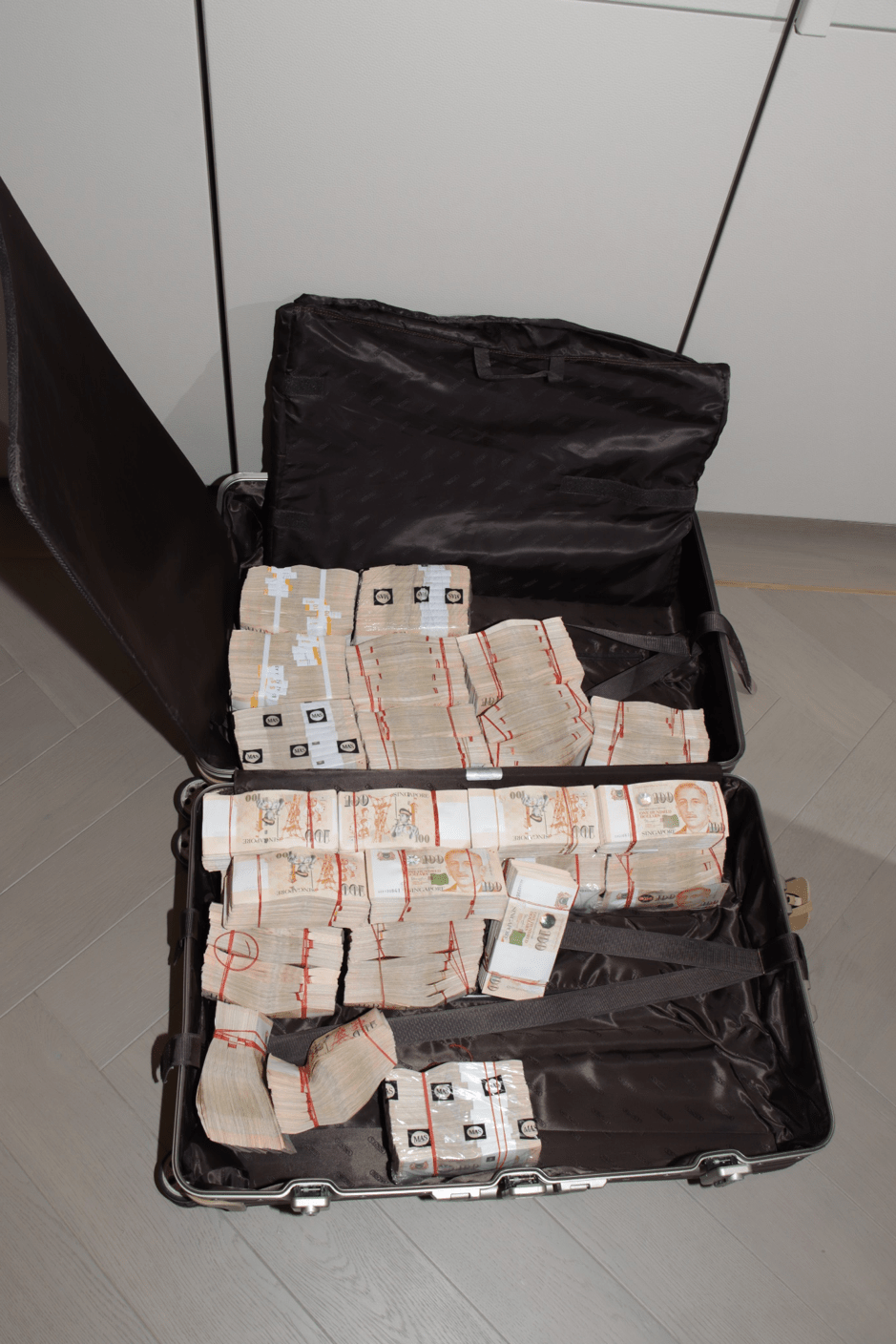 新加坡警方破洗黑錢案，起出大量現金。新加坡警方