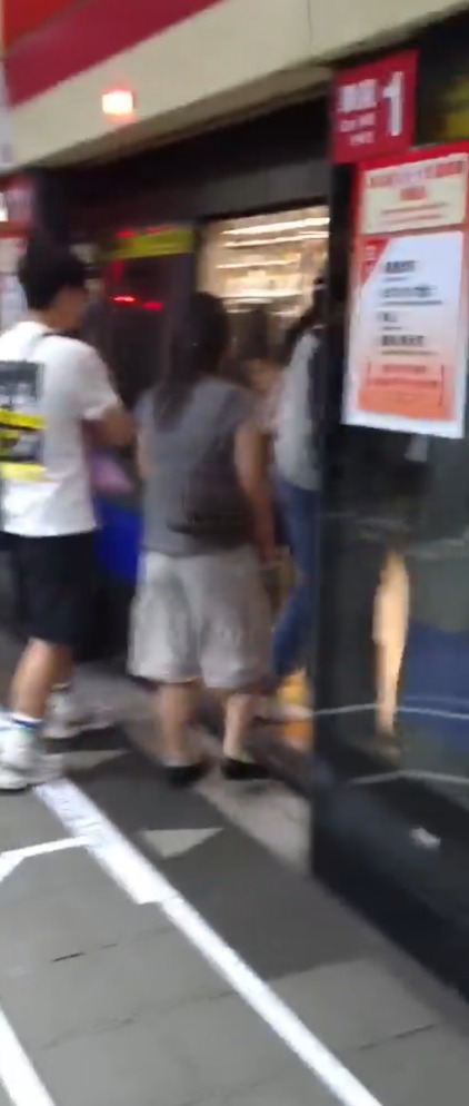港男在台北捷运站内喝饮料遭劝阻，同行女却称“只喝了一口”，最后怒比中指才离去。X