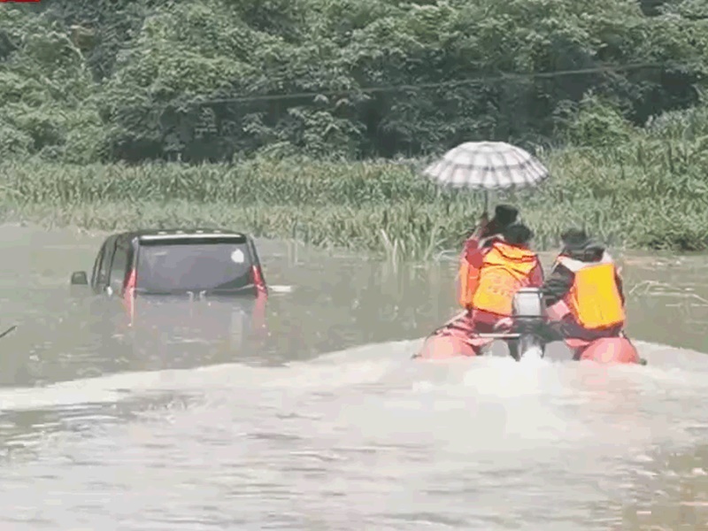 武警用橡皮艇救人。网图