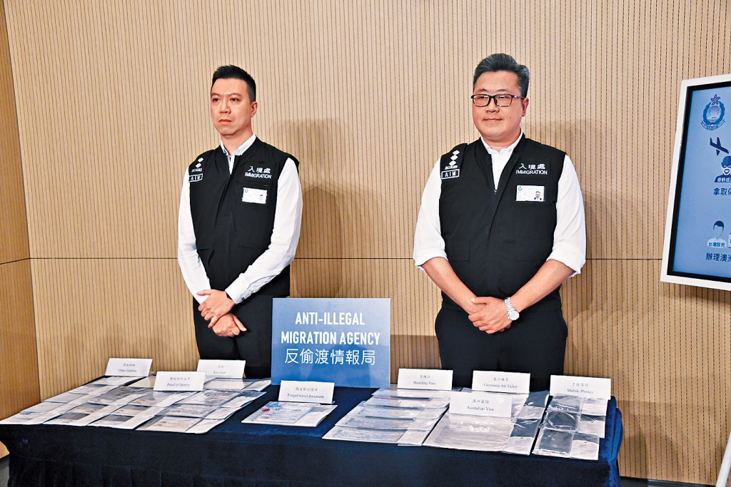 入境處反偷渡情報局總入境事務主任李烱超（右），講述行動經過。