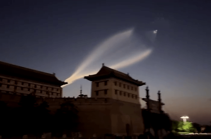 升空的火箭在天空中形成暮光效應,難得一見。 升空的火箭在天空中形成暮光效應,難得一見。