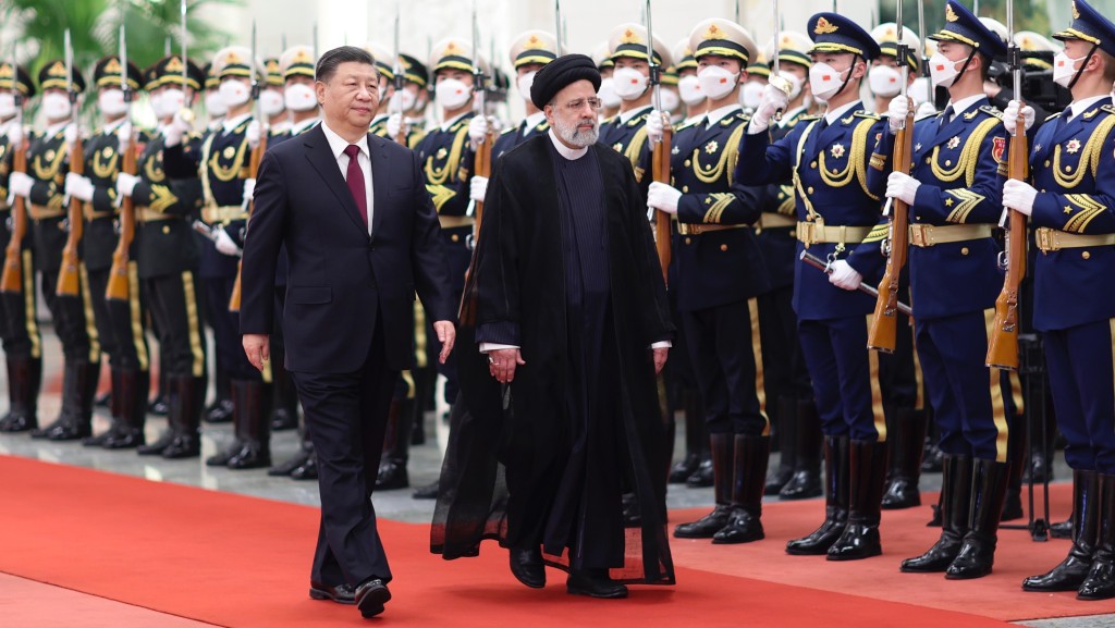 2023年2月14日，国家主席习近平在北京人民大会堂接待伊朗总统莱希。 中新社