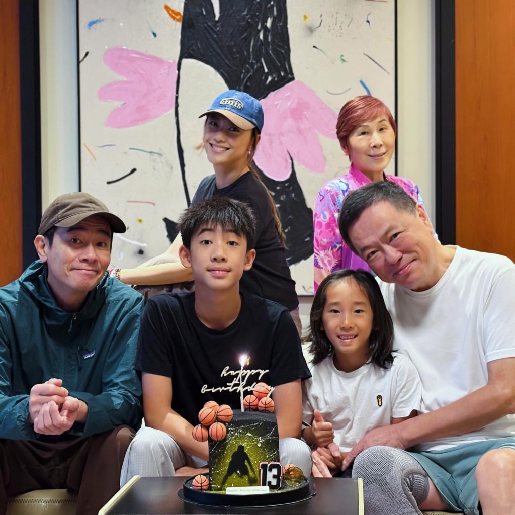 陳小春早前晒出最新全家福,和應采兒及外父外母齊為Jasper慶祝13歲生日。 陳小春早前晒出最新全家福,和應采兒及外父外母齊為Jasper慶祝13歲生日。